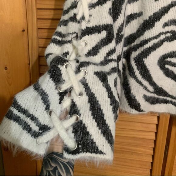 NWT Daytrip Buckle Bell Sleeve Sweater size XL - Picture 5 of 6